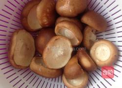 孜然烤香菇的做法图解1