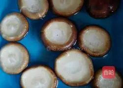 Illustration of how to make the vermicelli steamed minced pepper and mushroom box 1