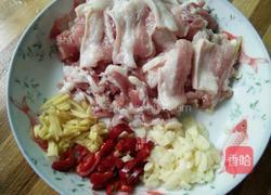 酸豆角炒猪肉的做法图解1