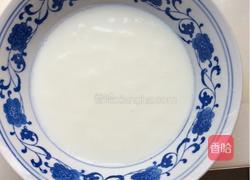 咖啡草莓奶茶的做法图解1