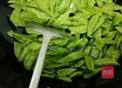双椒炒荷兰豆的做法图解2