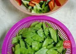双椒炒荷兰豆的做法图解1