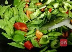 双椒炒荷兰豆的做法图解3