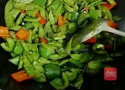 双椒炒荷兰豆的做法图解4