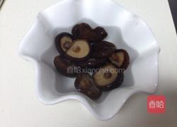 香菇土豆炖鸡腿的做法图解2