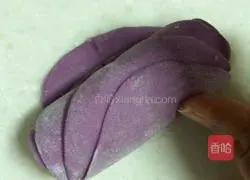 Illustration of how to make rose rolls 8