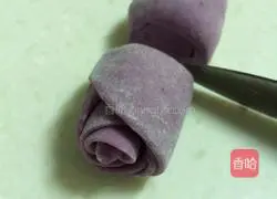 Illustration of how to make a rose roll 9