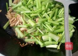 香干里脊炒芹菜的做法图解2
