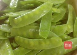 （异国风情）荷兰豆炒腊肠的做法图解1