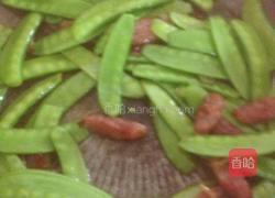 （异国风情）荷兰豆炒腊肠的做法图解5