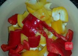 彩椒炒鸡肉的做法图解1