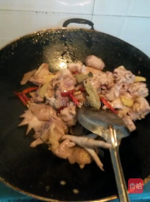 炒一分钟放辣椒，香叶，花椒，桂皮