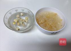 银耳莲子羹的做法图解2