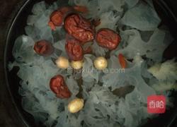 银耳莲子羹的做法图解4