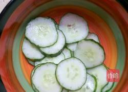 红提子青瓜苹果汁的做法图解2