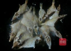 蒜香拨皮鱼的做法图解2