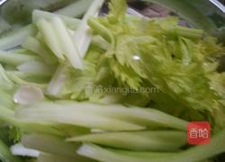 西芹炒百合的做法图解1
