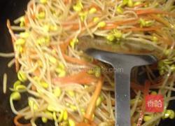 胡萝卜炒黄豆芽的做法图解8