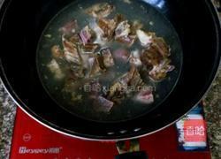 白萝卜炖腊排骨的做法图解2