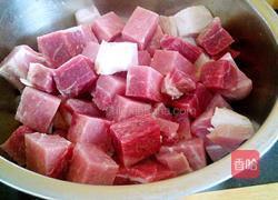 红烧肉炖土豆的做法图解1