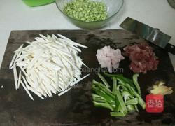 毛豆茭白炒肉丝的做法图解1
