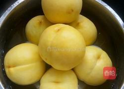 黄桃罐头的做法图解1