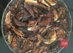 肉丝炒黑牛干菌的做法图解1