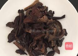 肉丝炒黑牛干菌的做法图解2