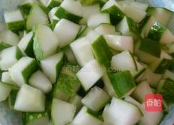 洋葱火腿炒黄瓜的做法图解2