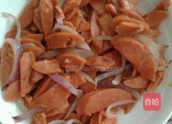 洋葱炒香肠的做法图解5