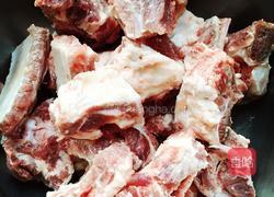 排骨炖土豆的做法图解1