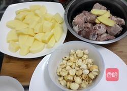 薯仔莲子猪排骨的做法图解1
