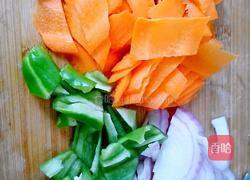 三色炒肉的做法图解1