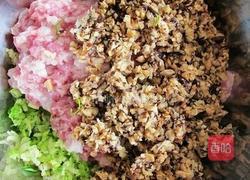 猪肉芹菜香菇包子的做法图解2
