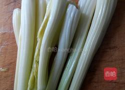 凉拌腐竹芹菜花生米丁的做法图解1