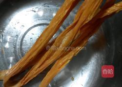 凉拌腐竹芹菜花生米丁的做法图解2