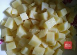 土豆焖肉的做法图解1