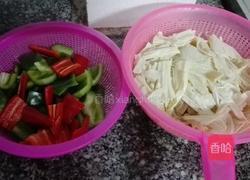 双椒煮腐竹的做法图解1