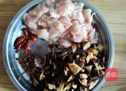 洋葱鸡腿香菇酱的做法图解1