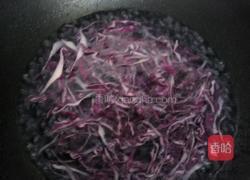 紫甘蓝煎蛋的做法图解2