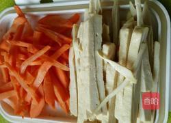 韭菜花炒香干肉丝的做法图解1