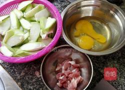 丝瓜鸡蛋瘦肉汤的做法图解1