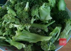 耗油蒜末西兰花的做法图解1