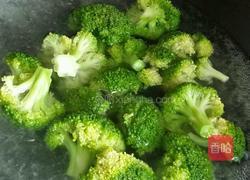 蒜蓉西兰花胡萝卜炒黑木耳的做法图解8