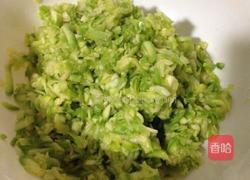 猪肉西葫芦韭菜饺子的做法图解1