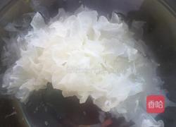 木瓜红枣枸杞银耳冰糖水的做法图解3