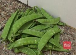 荷兰豆炒腊肠的做法图解1