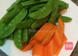 荷兰豆炒腊肠的做法图解3