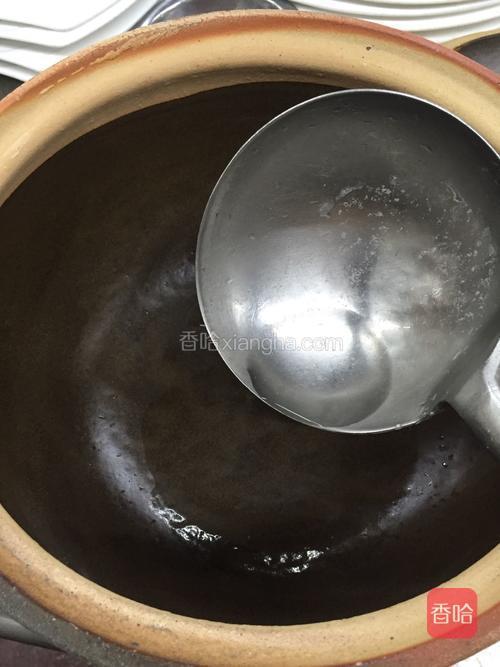 取瓦煲，放少许水在煲底