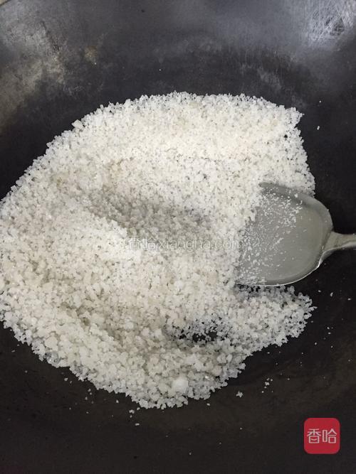 烧锅下粗生盐炒热